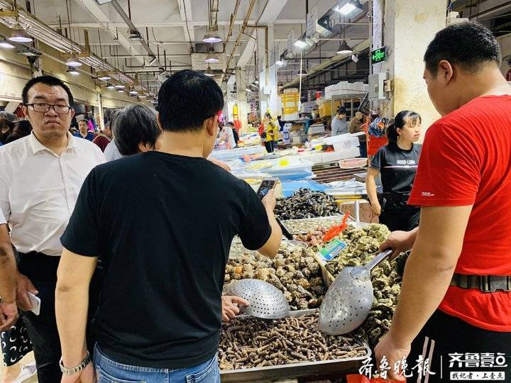 济南海鲜市场人挤人！早上八点已没车位，商贩下午三点半才吃午饭