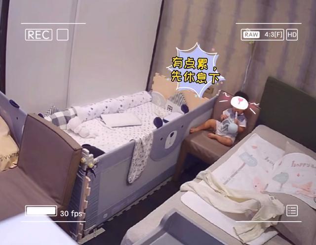 安以轩儿子翻越床板超惊险，小小年纪身手不错化险为夷