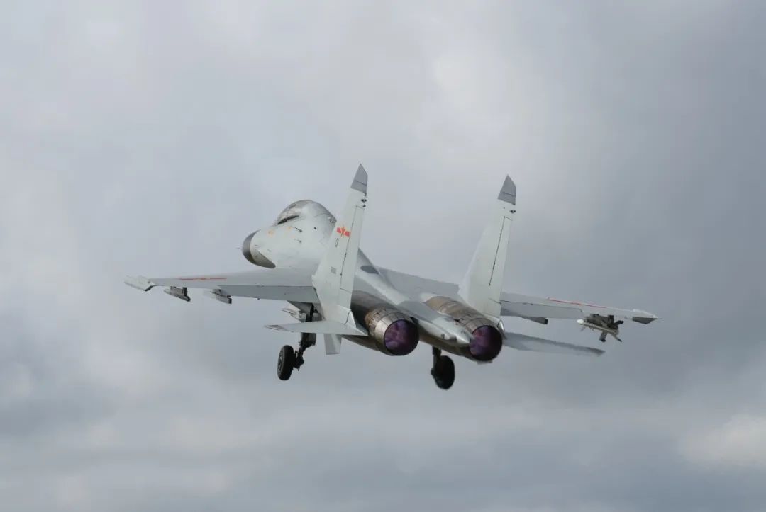 横空出击！南部战区海军航空兵组织昼夜间空空导弹实射