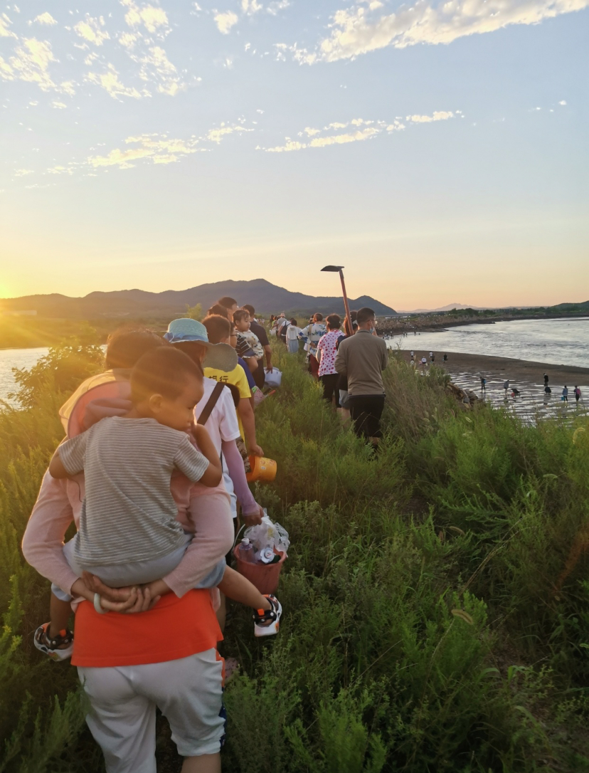 大连“网红赶海地”困住200余名游客：步行3小时撤离，最深积水到腰部
