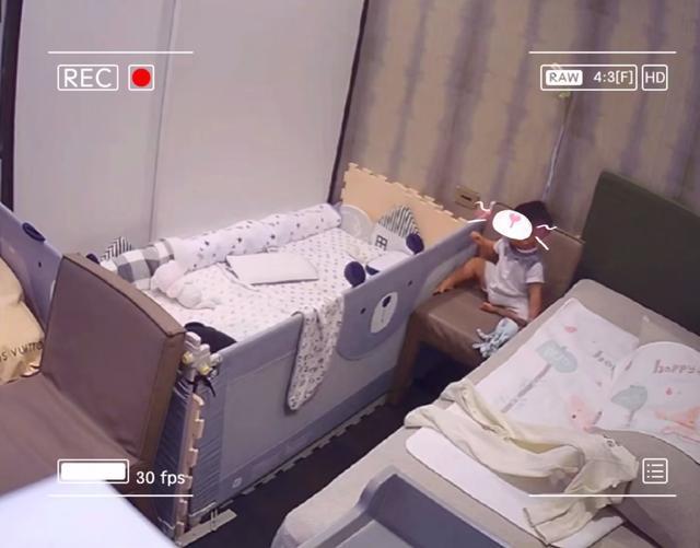 安以轩儿子翻越床板超惊险，小小年纪身手不错化险为夷