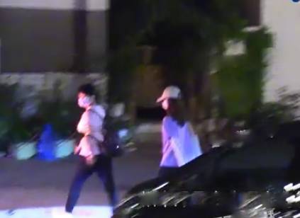 女保镖|章泽天深夜素颜与朋友聚会，似获女保镖护送回家