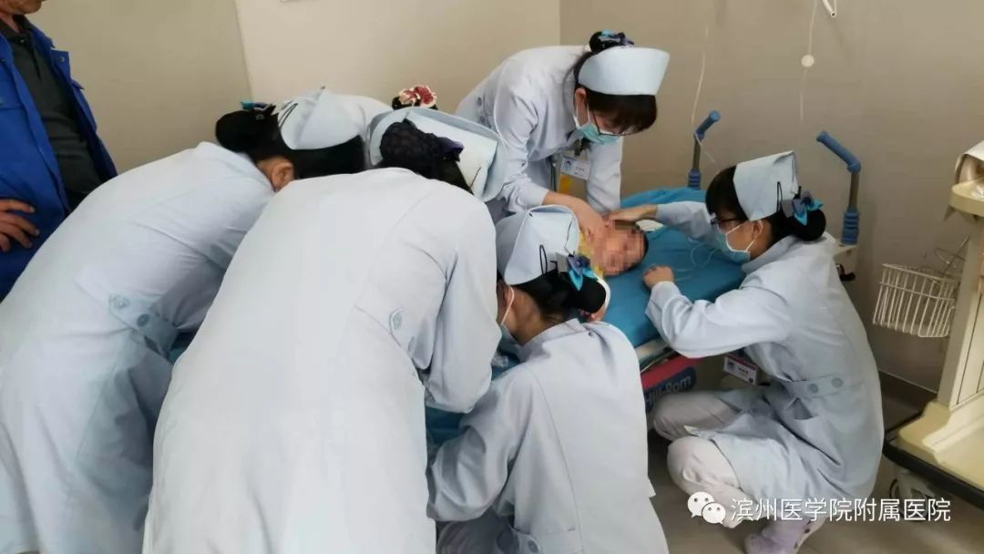 滨州一2多岁的小孩拿剪刀玩，不慎跌倒插入脑袋……