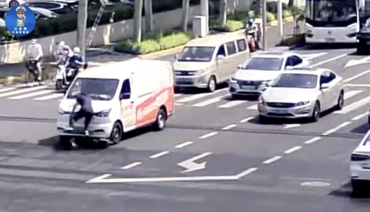 男子密集车流中闯红灯被撞身亡，被判负全责