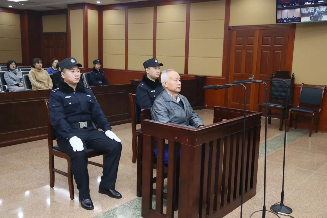 日照市检察院原检察长巩盛昌挪用公款、受贿、利用影响力受贿案一审开庭