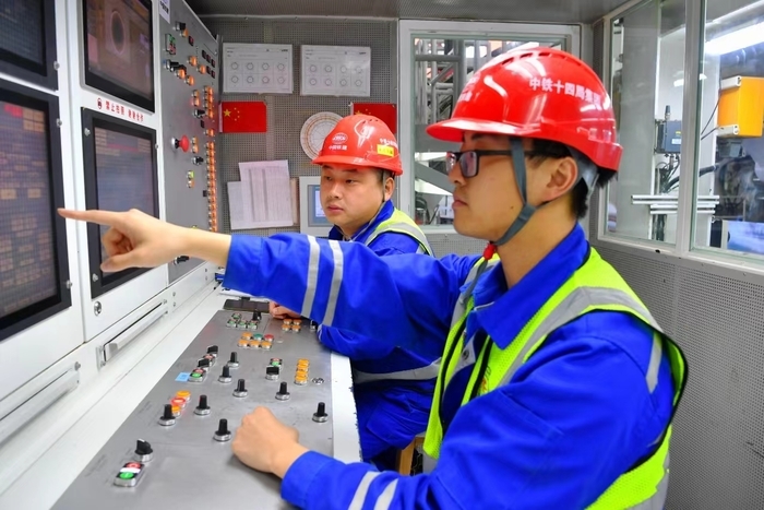 济南黄河济泺路北延工程西线隧道贯通