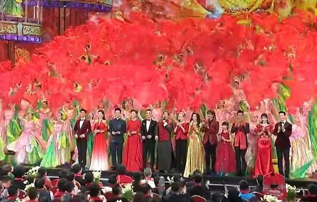 2020春晚主持人大换血阵容大胆 佟丽娅眉毛抢眼