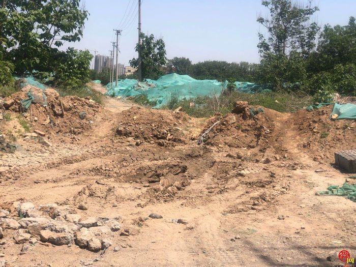 【啄木鸟行动】历城区飞跃大道附近大片渣土成堆未遮盖