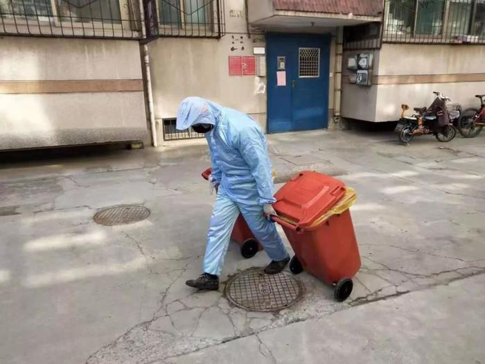 直击：济南环卫工人全副武装“清运”隔离点生活垃圾