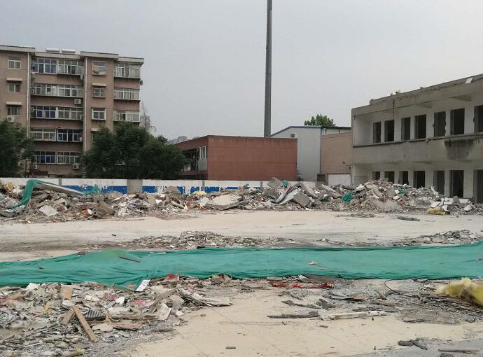 【啄木鸟在行动】历城区工业南路化纤厂路路口西北角大量建筑垃圾裸露