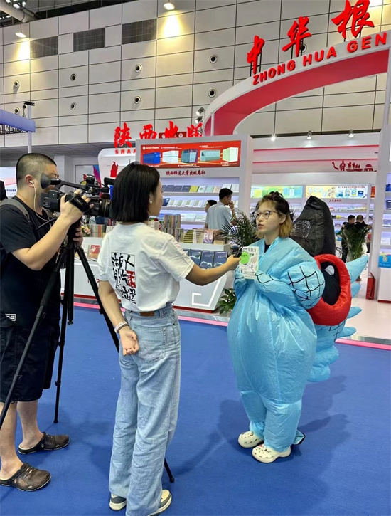 《鹦鹉暂停刷牙》新书分享会在济南举办