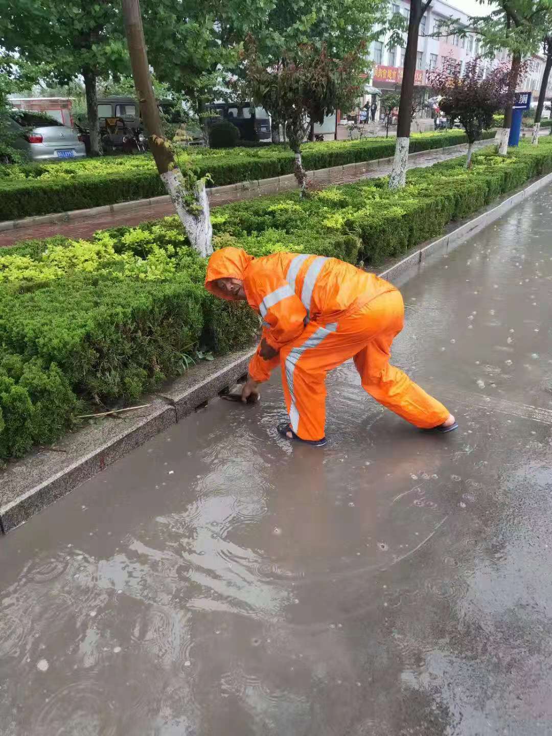 台风中牺牲的村干部：没来得及吃饭便赶去抢险，身上还穿着环卫工作服