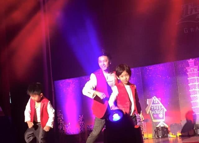 翻版小志？Kimi与爸爸林志颖穿红马甲同台表演台风稳健