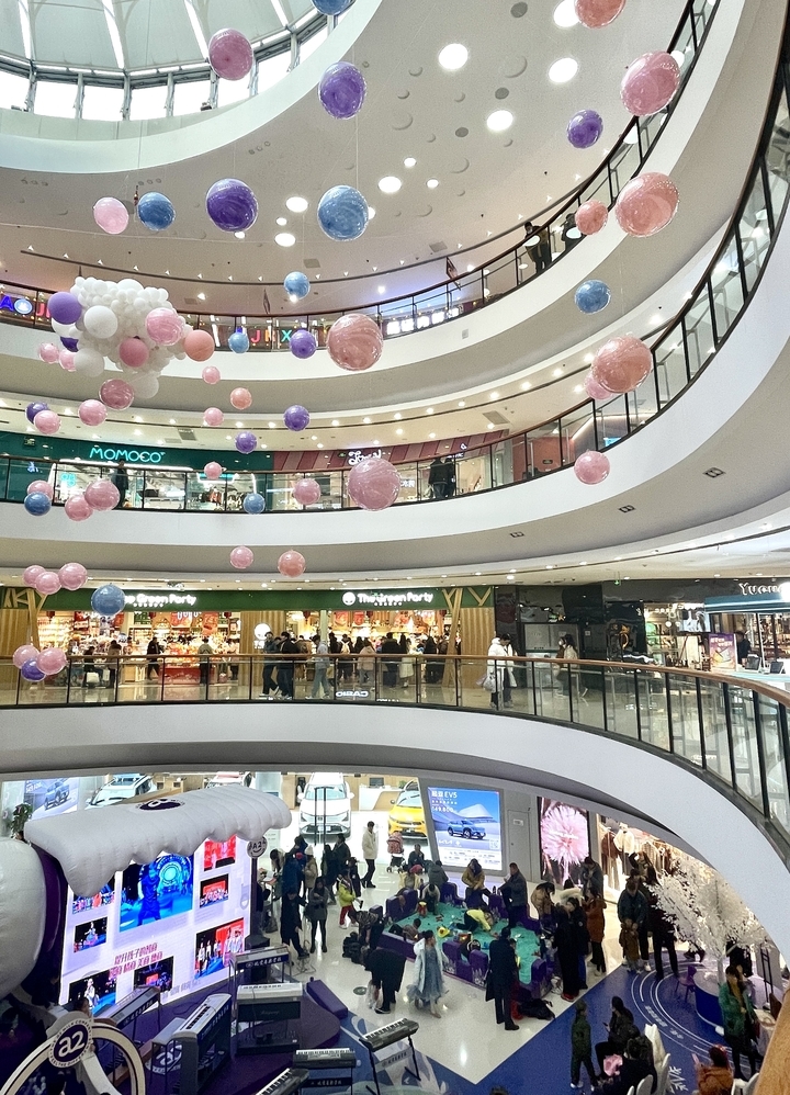 跨年夜商场人流如织 新年氛围感拉满