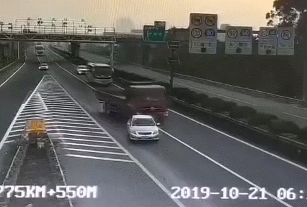 高速上小车实线变道后突然停在路中央，后方半挂车和一载有35名乘客的大客车接连遭殃！司机辩解：我只是慢下来了……