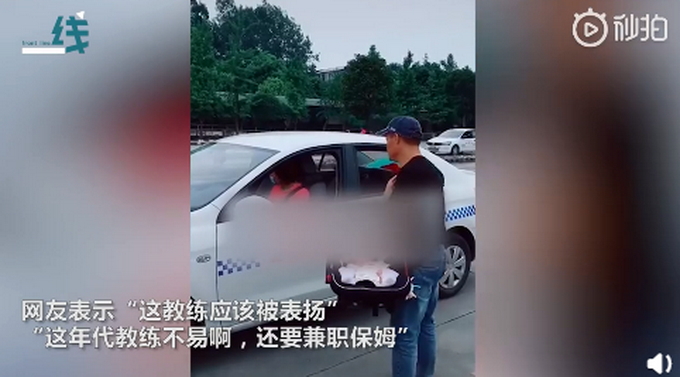 气质必须拿捏住！女学员没时间练车，教练亲自帮带娃毫无违和感