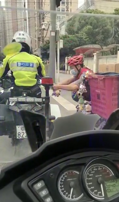 交警收到快递小哥送的儿童节礼物 硬汉铁骑秒变呆萌警官！