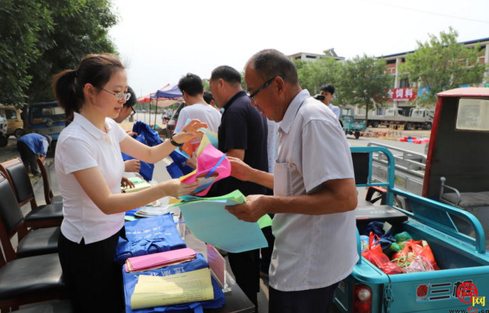 济阳区曲堤镇开展国家“安全生产月”宣传“赶大集”活动