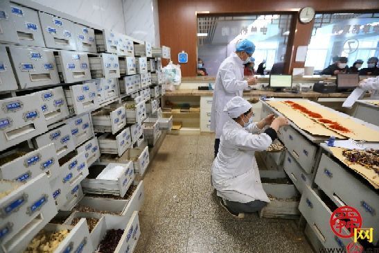 药剂师：能文能武 助人健康手有余香