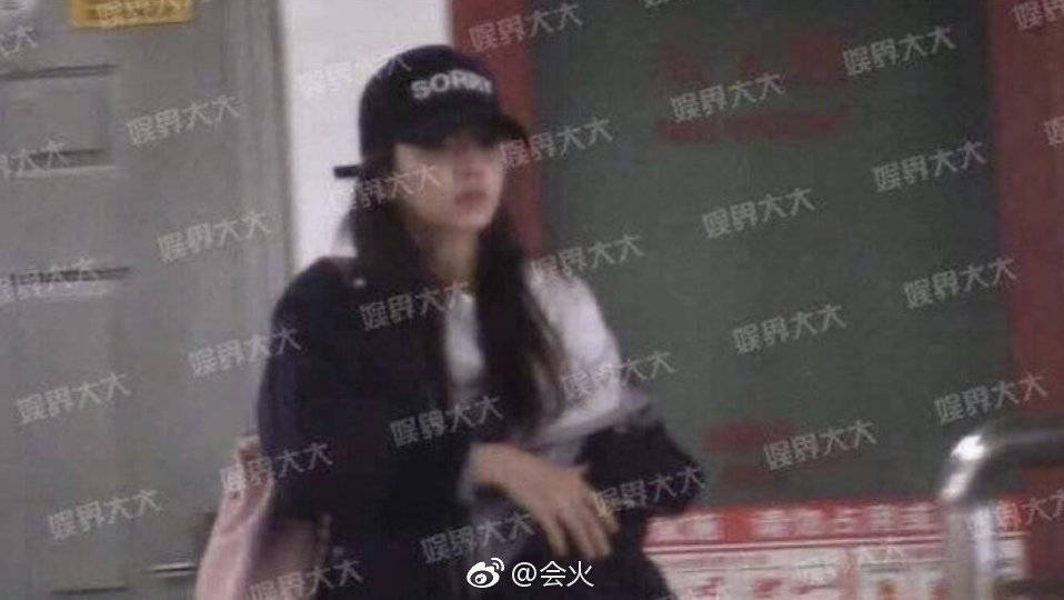 黄子韬恋情曝光?粉丝:这个女孩很漂亮!