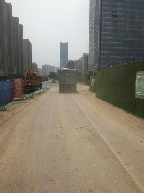 【啄木鸟在行动】高新区龙奥北路与凤凰路丁字路口东侧附近渣土覆盖不全