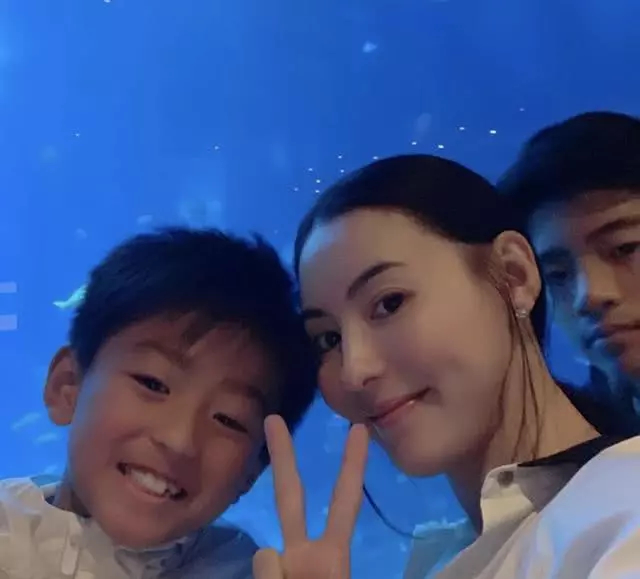 张柏芝偷拍儿子打羽毛球被发现 小Q双手抱臂一脸傲娇