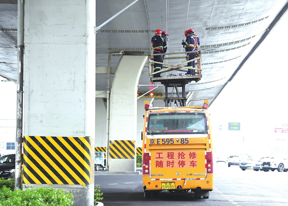 电车线网安装调试 北园高架下将开行无轨电车