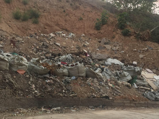 【啄木鸟在行动】茂陵山路3号院南邻建筑垃圾露天堆放