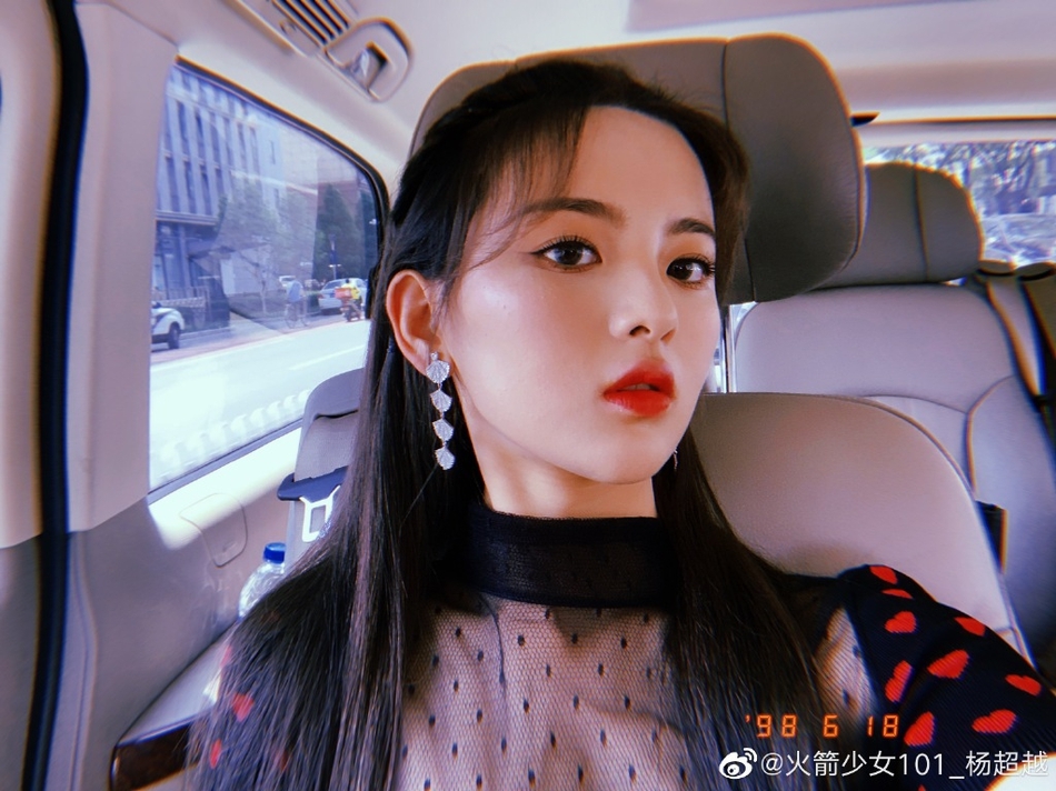 杨超越车内摆POSE玩自拍 复古桃心裙朦胧黑纱下透雪肤