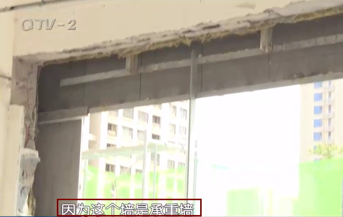 青岛高楼一层承重墙被砸，整个楼体晃得厉害，居民吓傻了