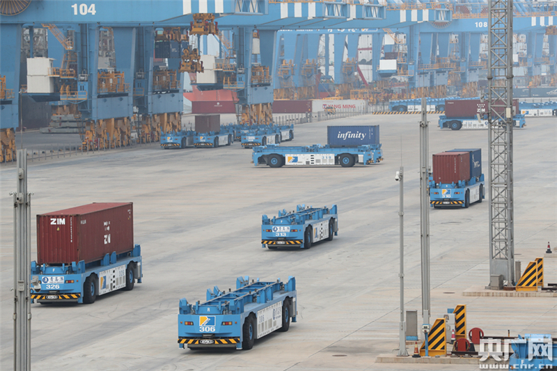 【我爱这片蓝色的国土】青岛港机器人“当家” 打造“聪明”码头