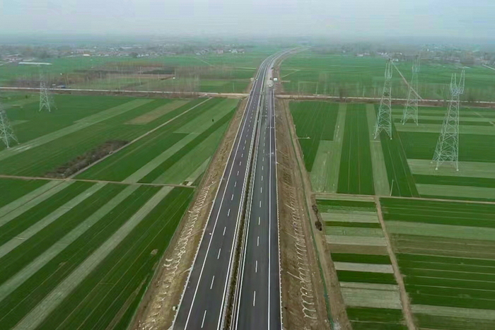濮新高速（菏泽段）首家主线沥青路面摊铺完成