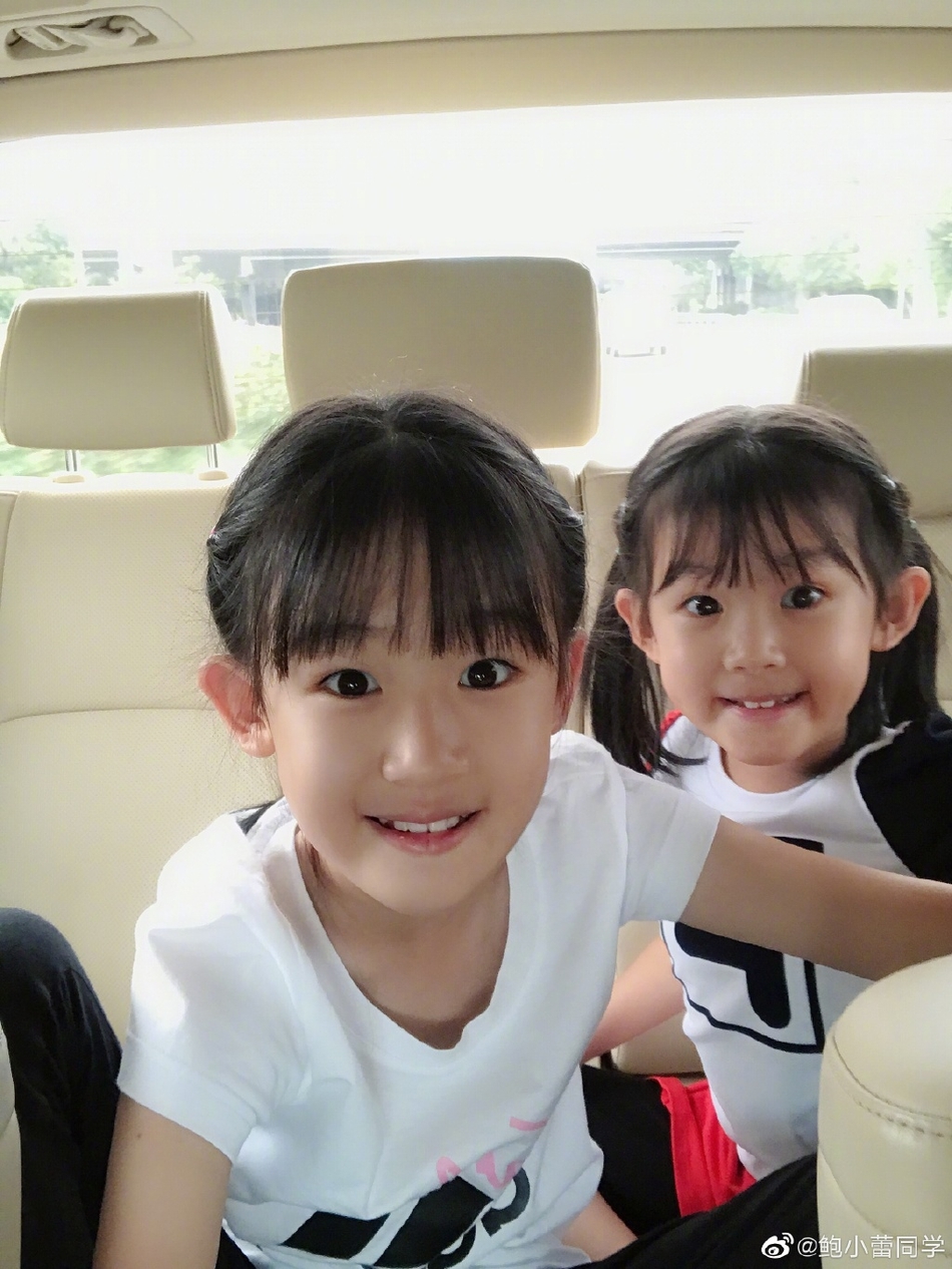 陆毅妻女游动物园 贝儿戴鲜花耳坠与妹妹合影乖巧十足