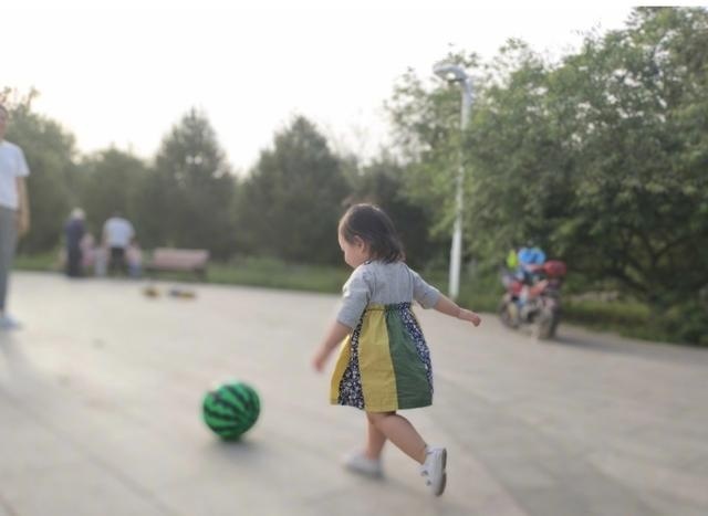朱丹晒女儿背影照 侧颜呆萌可爱 菜地拔萝卜画风可爱
