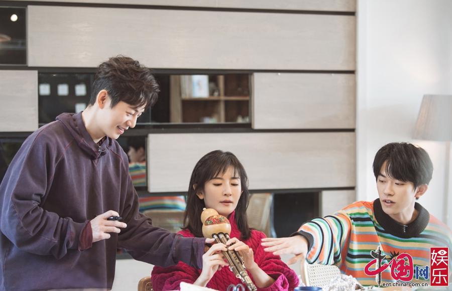 易烊千玺吹葫芦丝紧张跑调 配音《喜剧之王》笑点满满