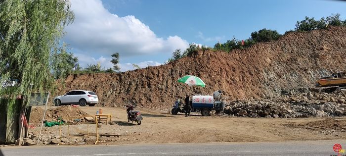 【啄木鸟在行动】历城区商家东公交站牌西有松土裸露