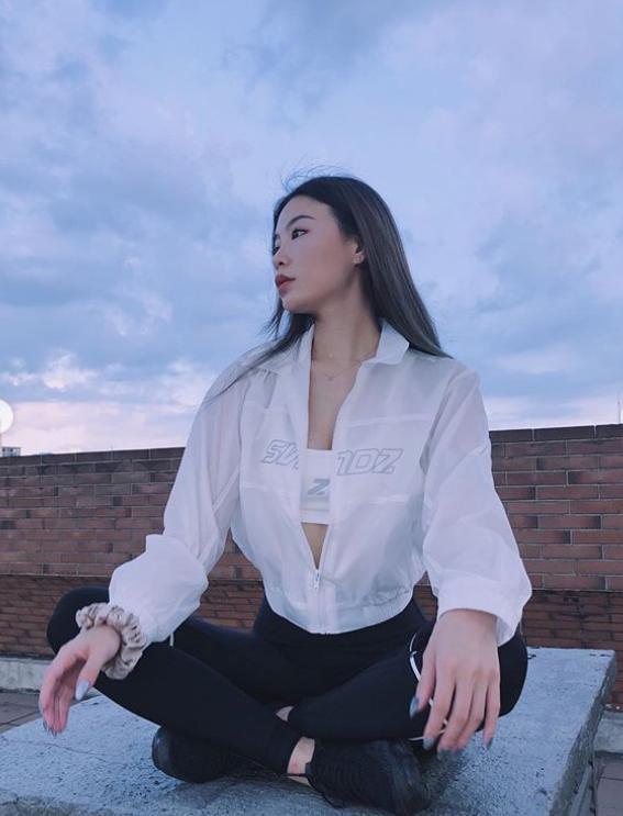 高以翔|高以翔女友罕见晒黑白照，疑回怼外界恶评，眼神迷离状态憔悴