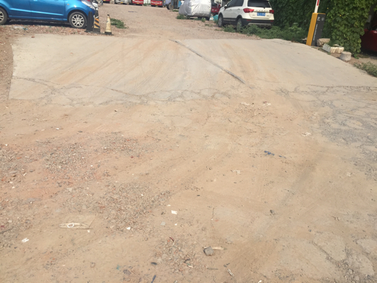 【啄木鸟在行动】水屯北路西泺河路公交站南侧围档内渣土裸露