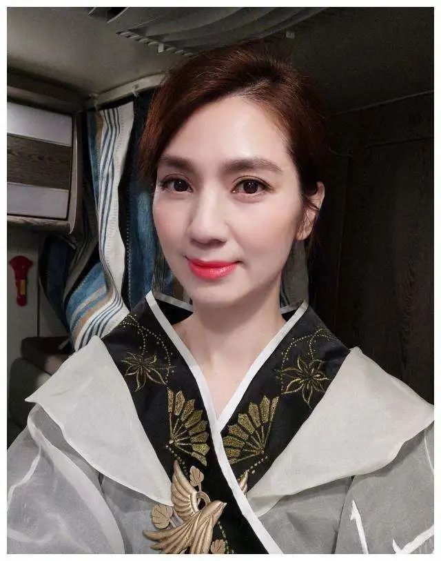 张丹峰|毕滢维权获赔2.3万，想自证清白“小三”之名却摘不掉