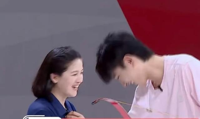 陈小|分手实锤？于小彤被问陈小纭表情尴尬，女方动作不断似有预兆