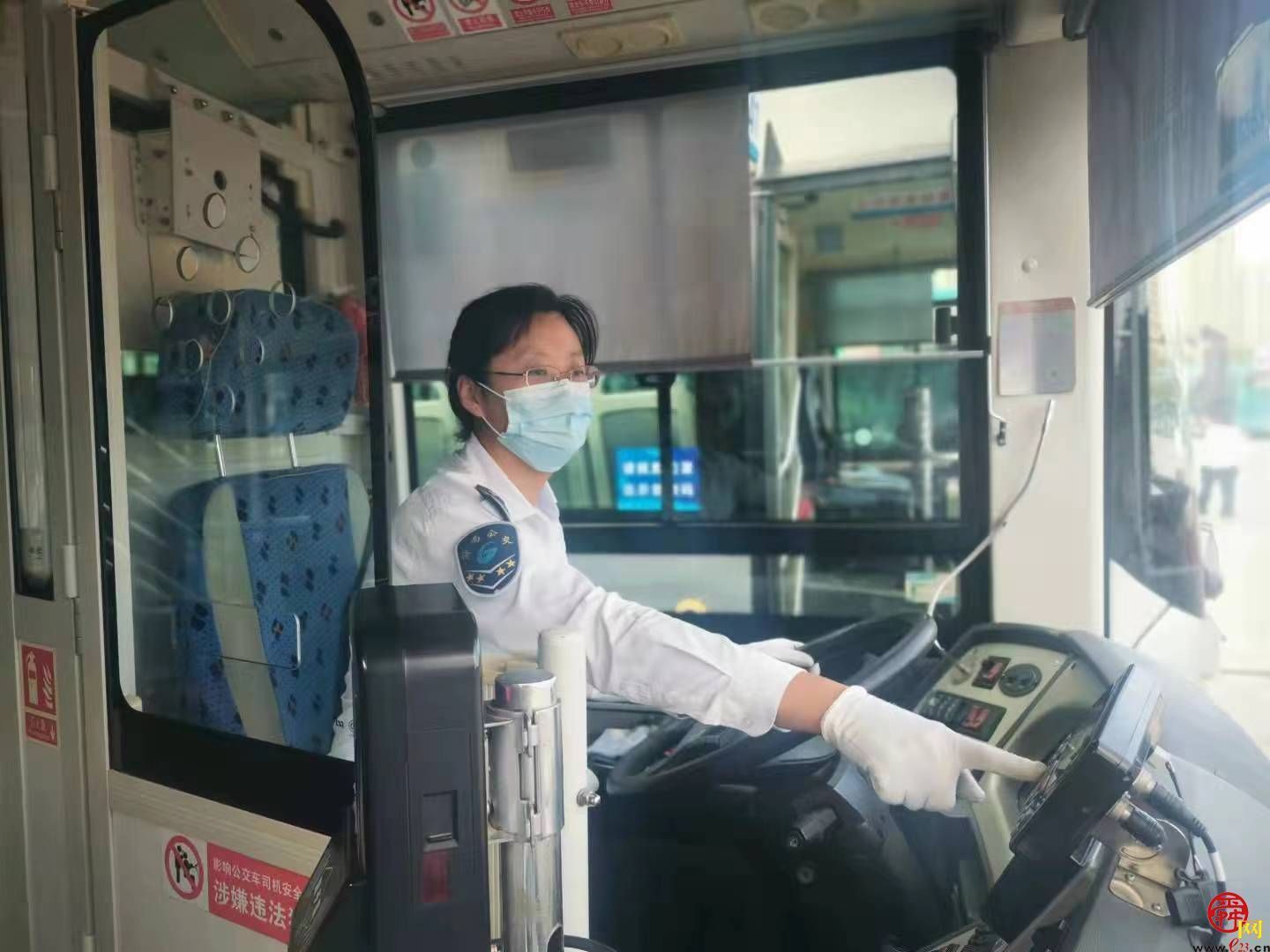 国旗下成长的公交人——记K41路两代济南公交人的情怀