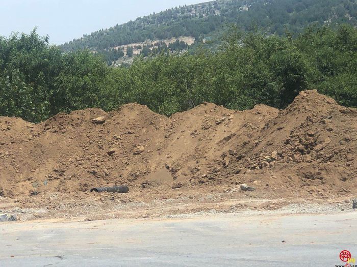 【啄木鸟行动】长清区陆地搜寻与救护基地附近道路旁渣土裸露堆放没有遮盖防尘网