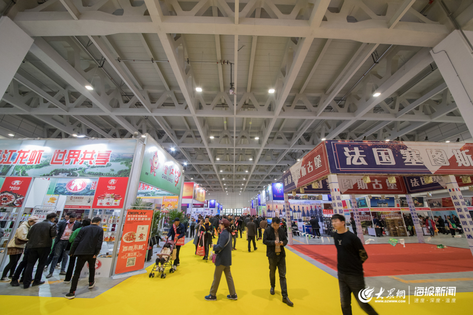 山东国际糖酒会举行，现场特色小吃人气旺