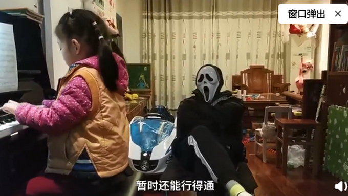 想换个聪明点的粑粑！亲爹戴鬼面具监督女儿练琴：不督促哪有成果？