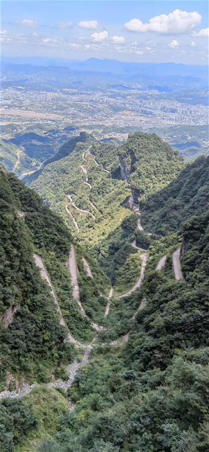 官方确认张家界自行车赛跌落骑手死亡：已展开调查