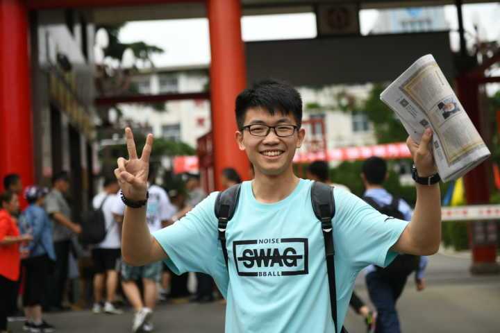 高考表情：微笑+拥抱