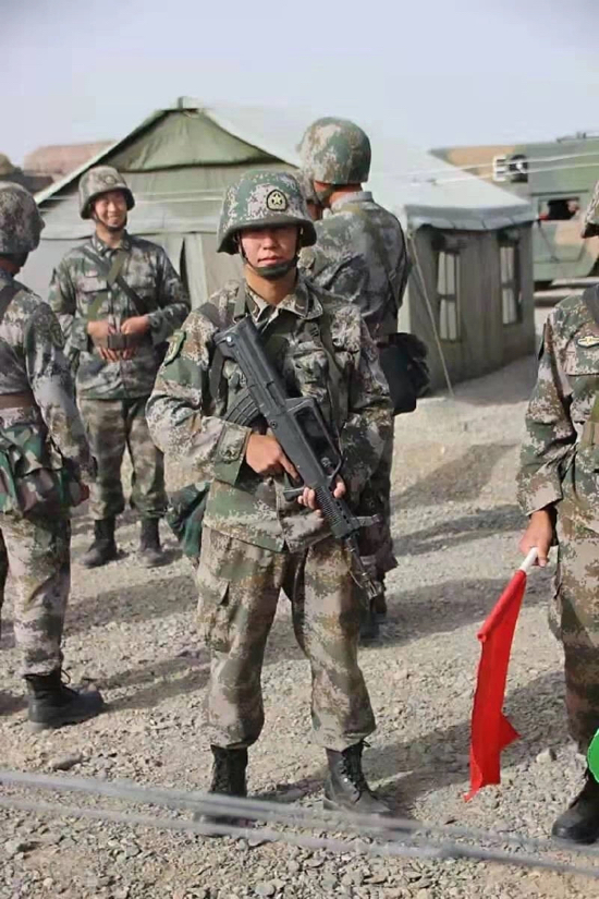 隔着玻璃跟1岁儿子说再见：对不起，爸爸还有一场战“疫”要打！