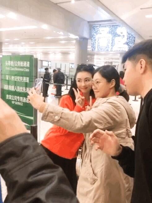 巨美!张柏芝独自出行现身机场，与粉丝亲密合影
