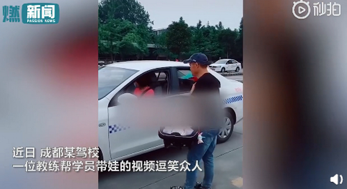 气质必须拿捏住！女学员没时间练车，教练亲自帮带娃毫无违和感