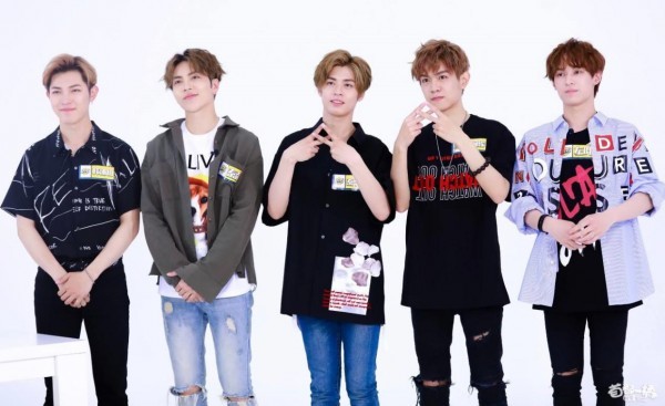 鹅团女孩vs德云女孩 山东春晚觉醒男团喊德云男团壮胆